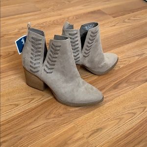*NWT* Carlos Santana Taupe Booties